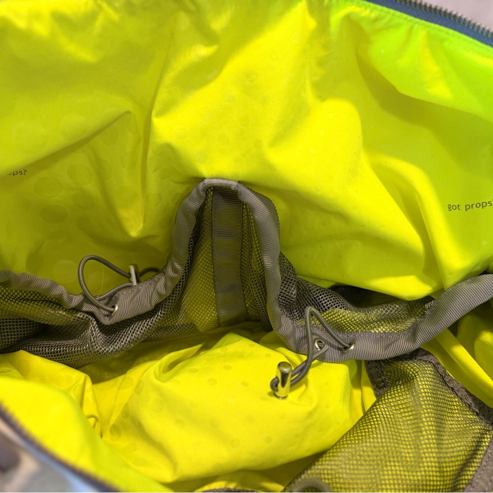Lululemon Tote / Gym Bag White & Gray Polka Dot Shoulder Bag - 🤩 Excellent cond! - Picture 9 of 14